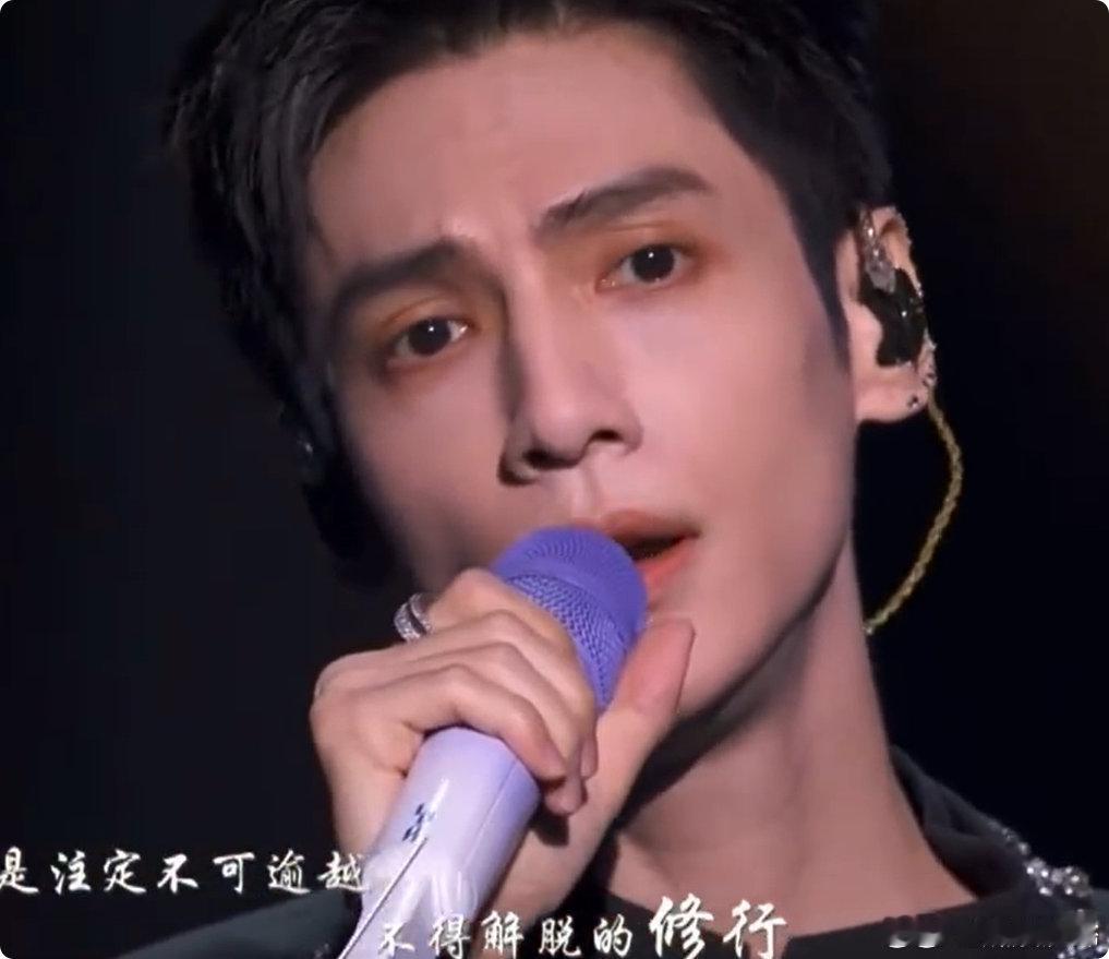 罗云熙红星大奖与你舞台罗云熙与你舞台矜贵红毯+天籁舞台！罗云熙献唱《与你》，闪耀