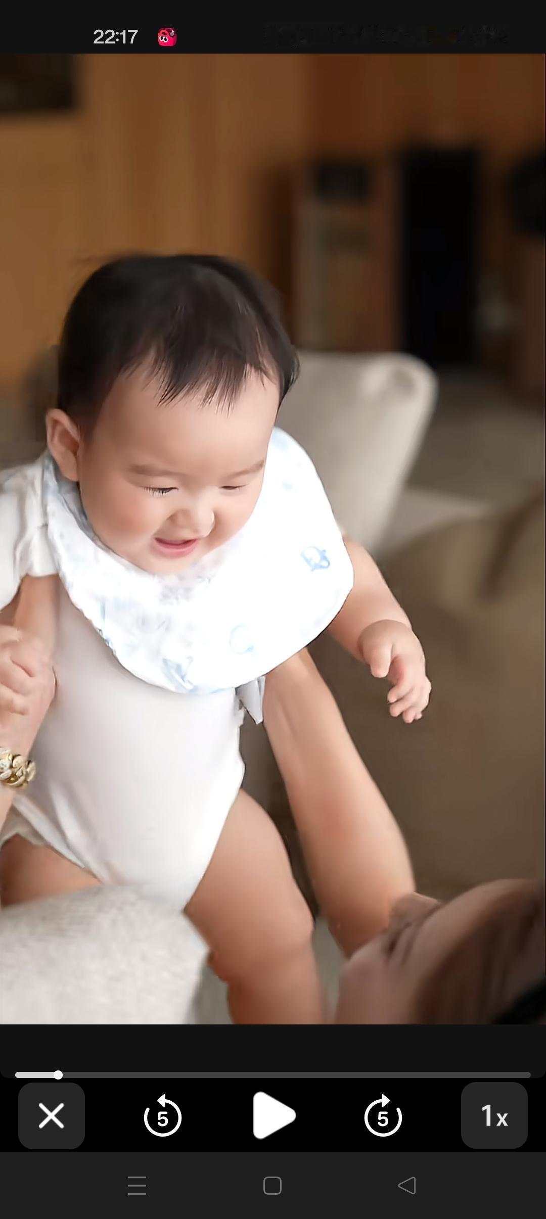 妈妈举高高小汪宝😍



小汪宝好开心，有妈妈的陪伴，宝宝太幸福了😍


宝