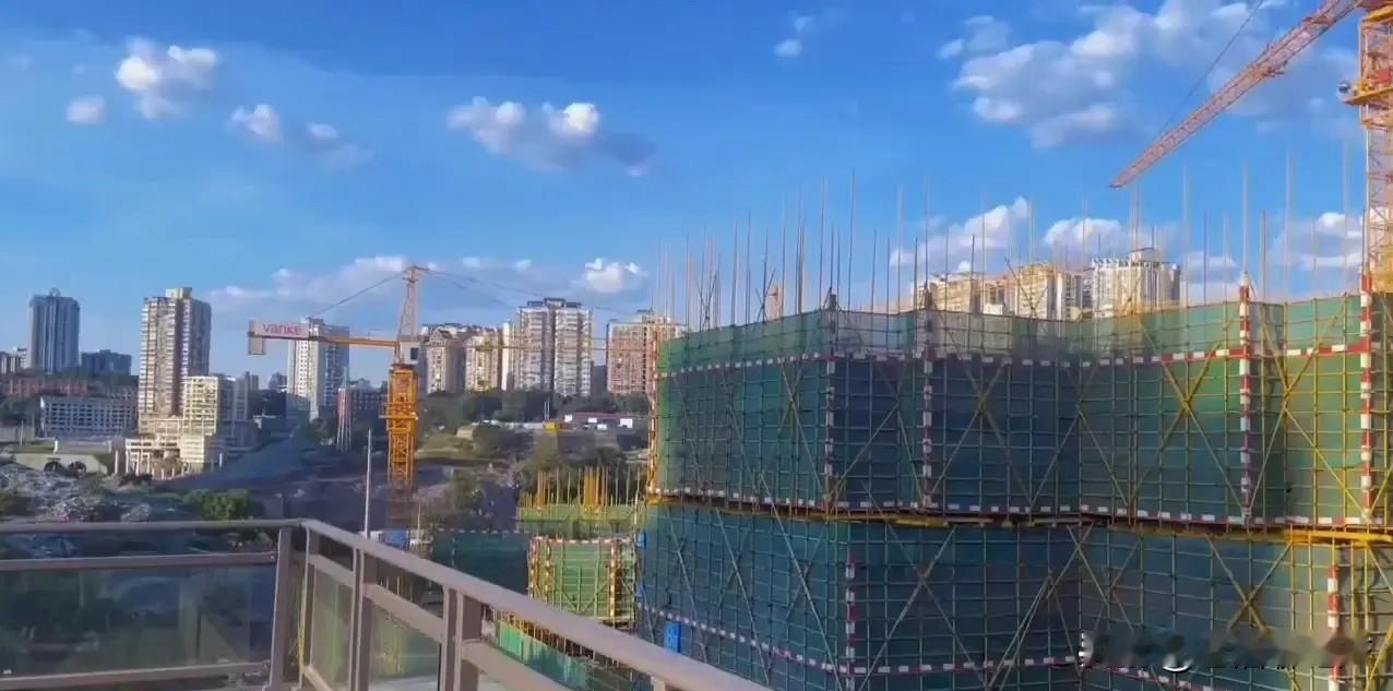 一重庆万科销售顾问中午给我发信息：朋友圈第一条帮忙点个赞[玫瑰][玫瑰][玫瑰]