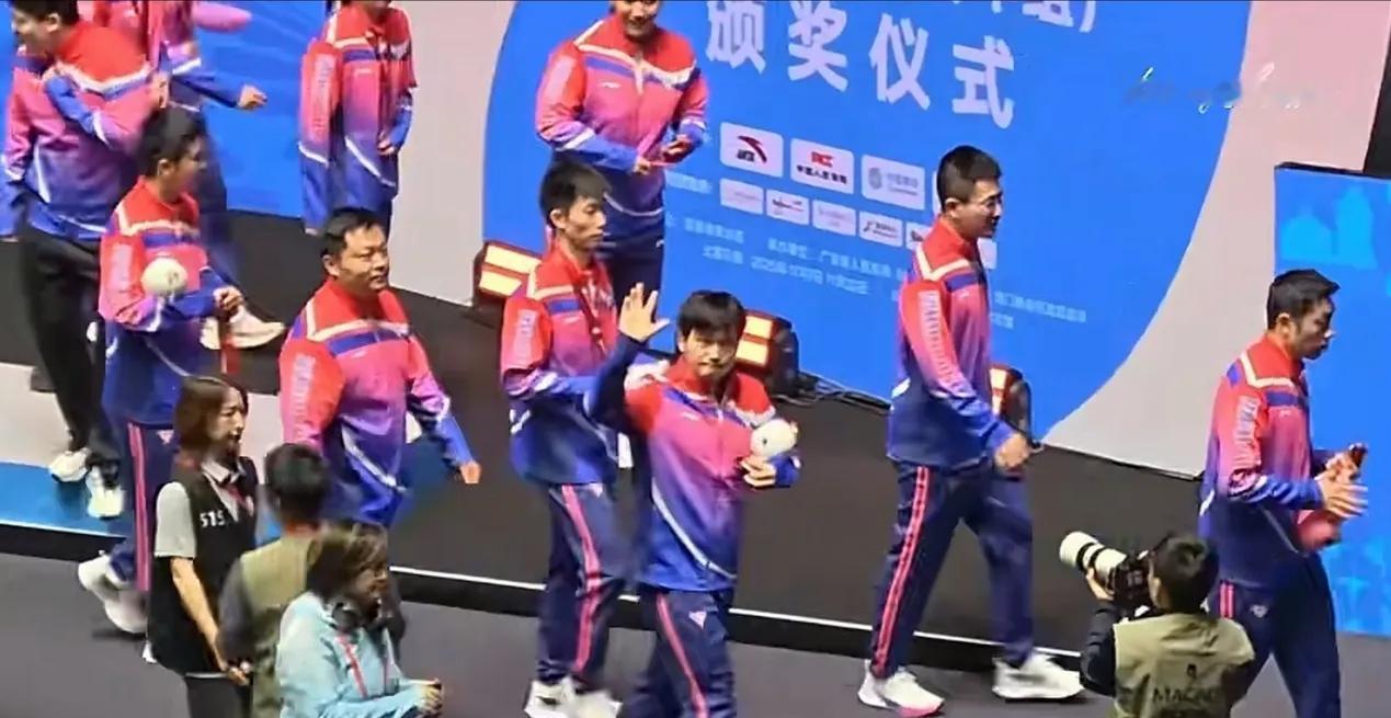 全运会乒乓球男团颁奖落幕，上海队拍完合影就地解散，第十五届全运会乒乓球项目也圆满
