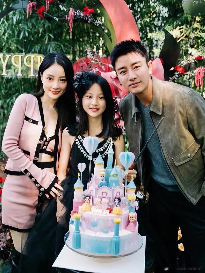 甜馨晒与爸妈旧照配文好爱你们情人节来临，甜馨晒出童年与父母贾乃亮、李小璐的旧照，