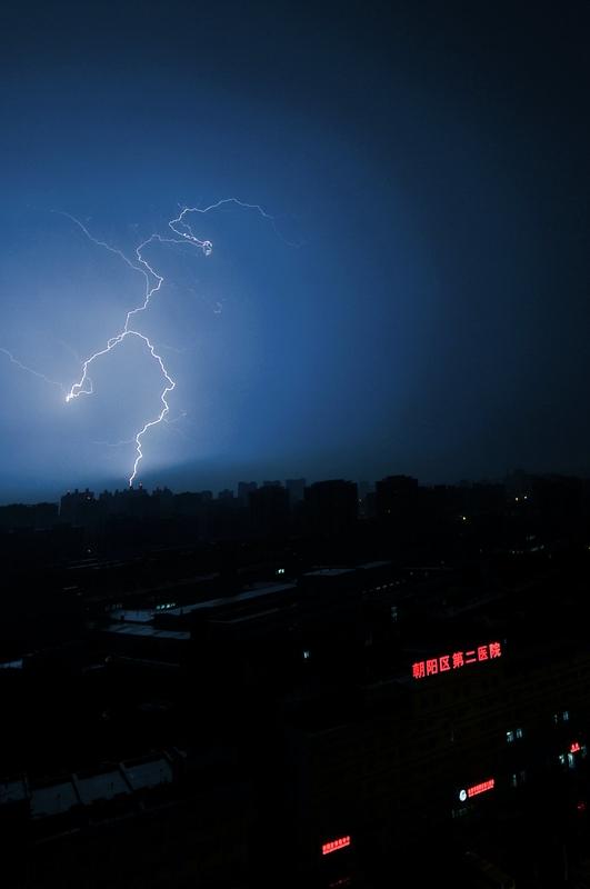 这上联“昨夜狂风暴雨”，描绘出昨夜那狂风呼啸、暴雨倾盆的激烈场景，让人仿佛置身于