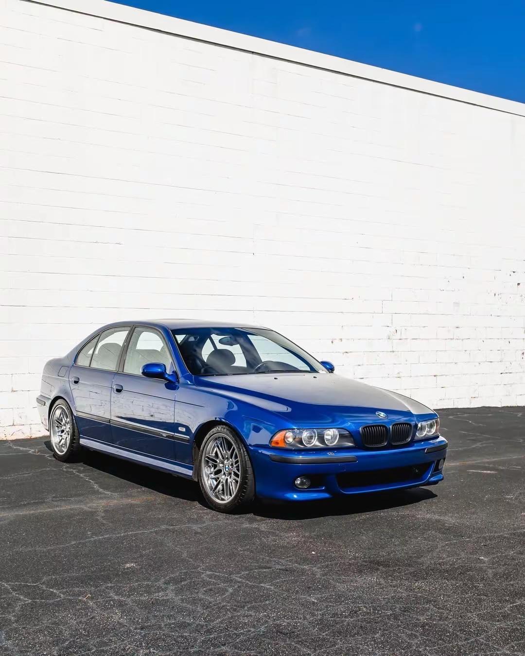 宝马E39 M5。这台车，真的属于“看一眼就很难再忘掉”的那种。一台由 EAG 