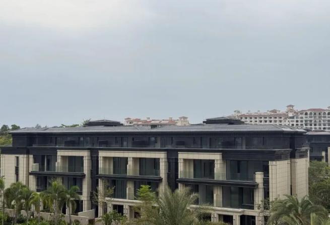 海南，60岁的男子得知，邻居1025万买的房子，合同上写的是123.56平方米，