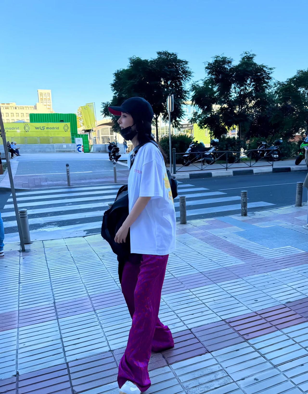 杨幂日落日出plog引网友热议，街头氛围感拉满！

近日，我国知名女演员杨幂发布