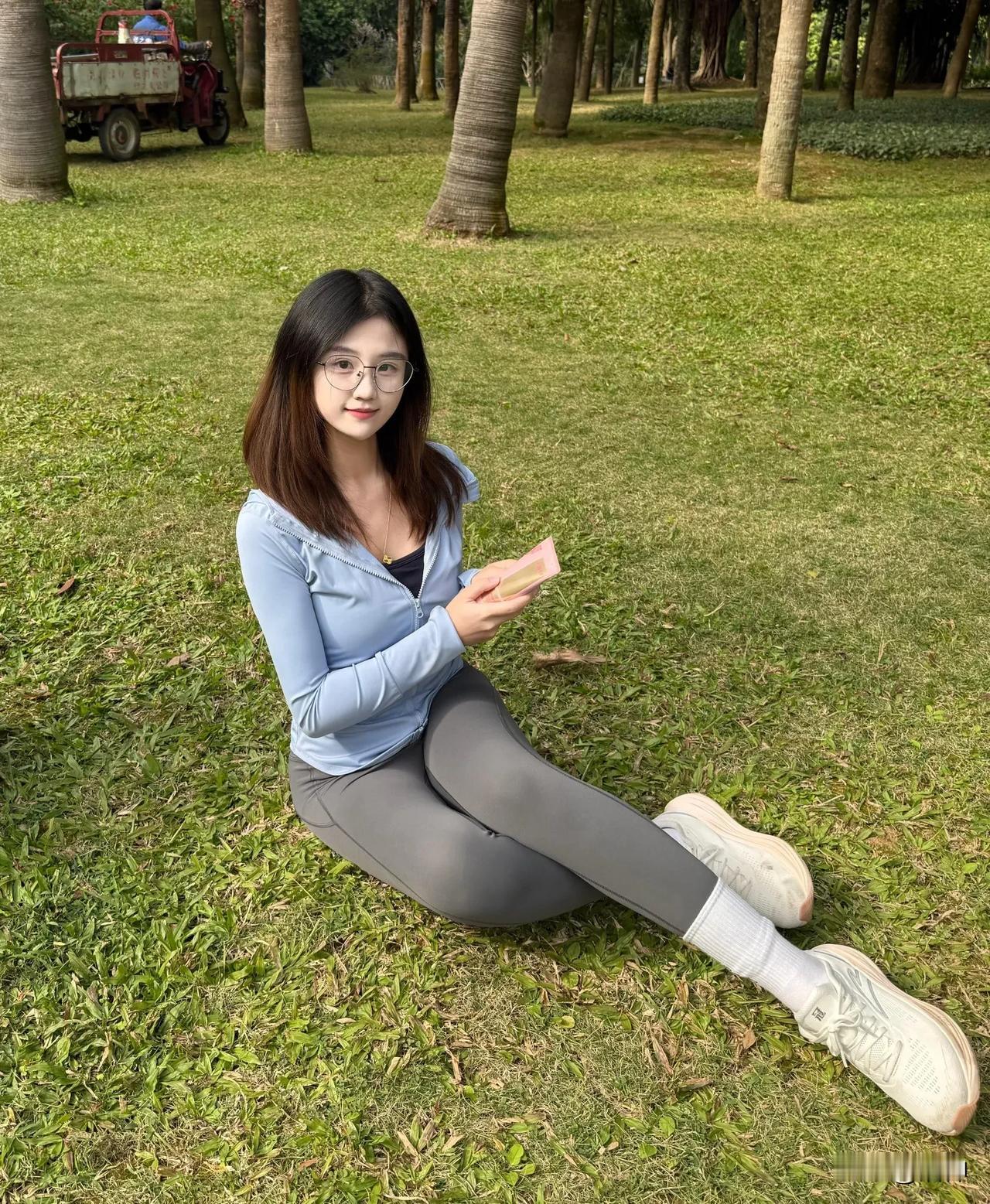 久违出门去南湖晒太阳了，
主打一个劳逸结合，
谁懂啊！
终于熬到周末了，
本以为