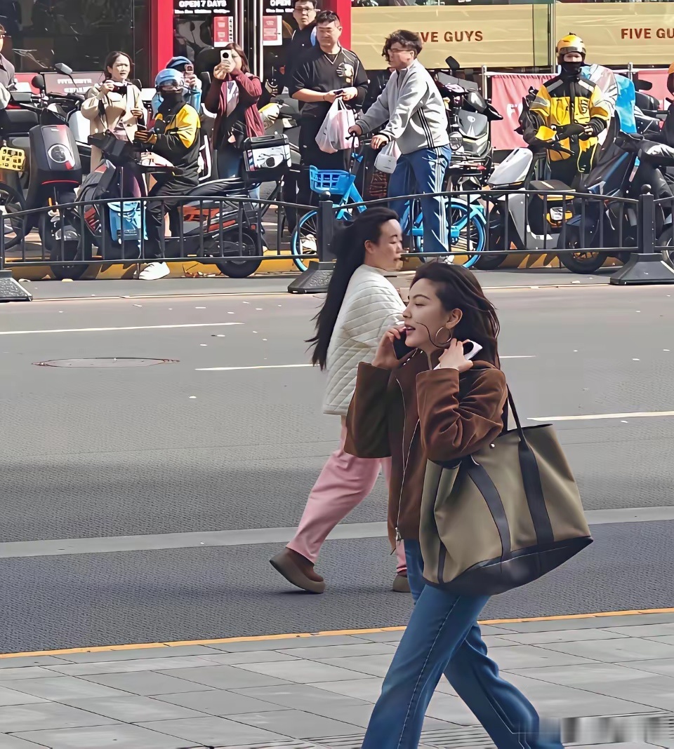 偶遇章若楠就懂了 ，明星的淡颜在现实中的冲击力有多大