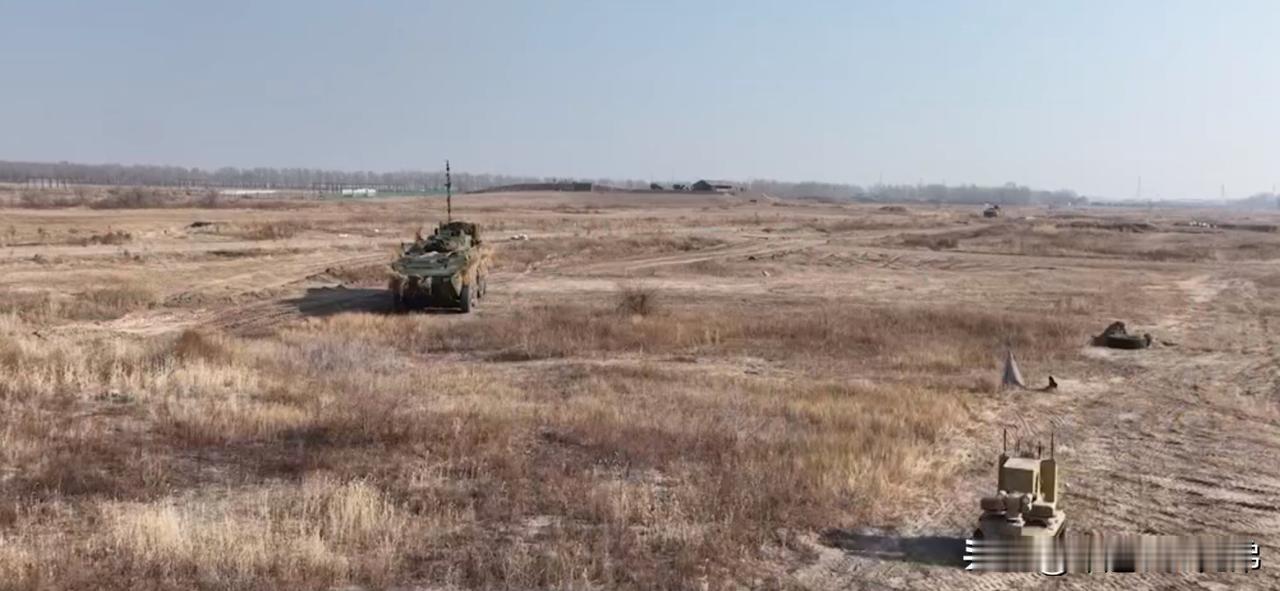 又一款国产履带式班组无人作战平台，出现在78集团军中型合成营装步连演习中……[赞