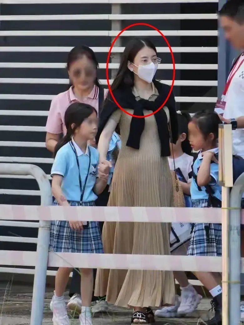 方媛挺孕肚送女儿上学，素颜颜值也没有那么惊艳了！ ​​​