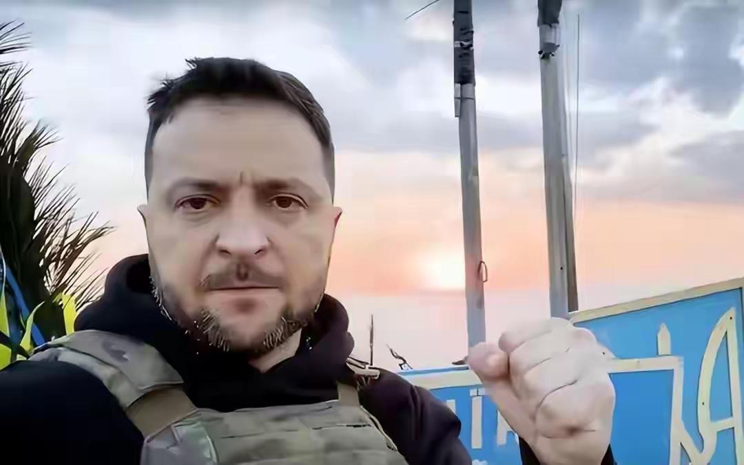 美:小乌你给我出来
乌:咋啦 大哥
美:你给我说清楚 什么叫我老让你让步
乌:本