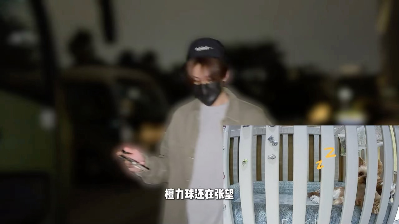 檀小呆：怎么还不开饭？我饿了！我要吃饭！檀力球：爸爸呢？爸爸怎么还不回来？我想爸