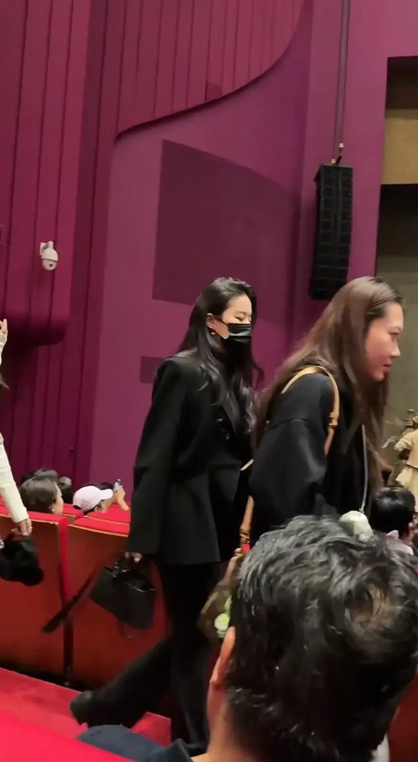 刘亦菲去看舞剧，她穿西装搭lululemon外套，一身黑的她又高又瘦 ​​​