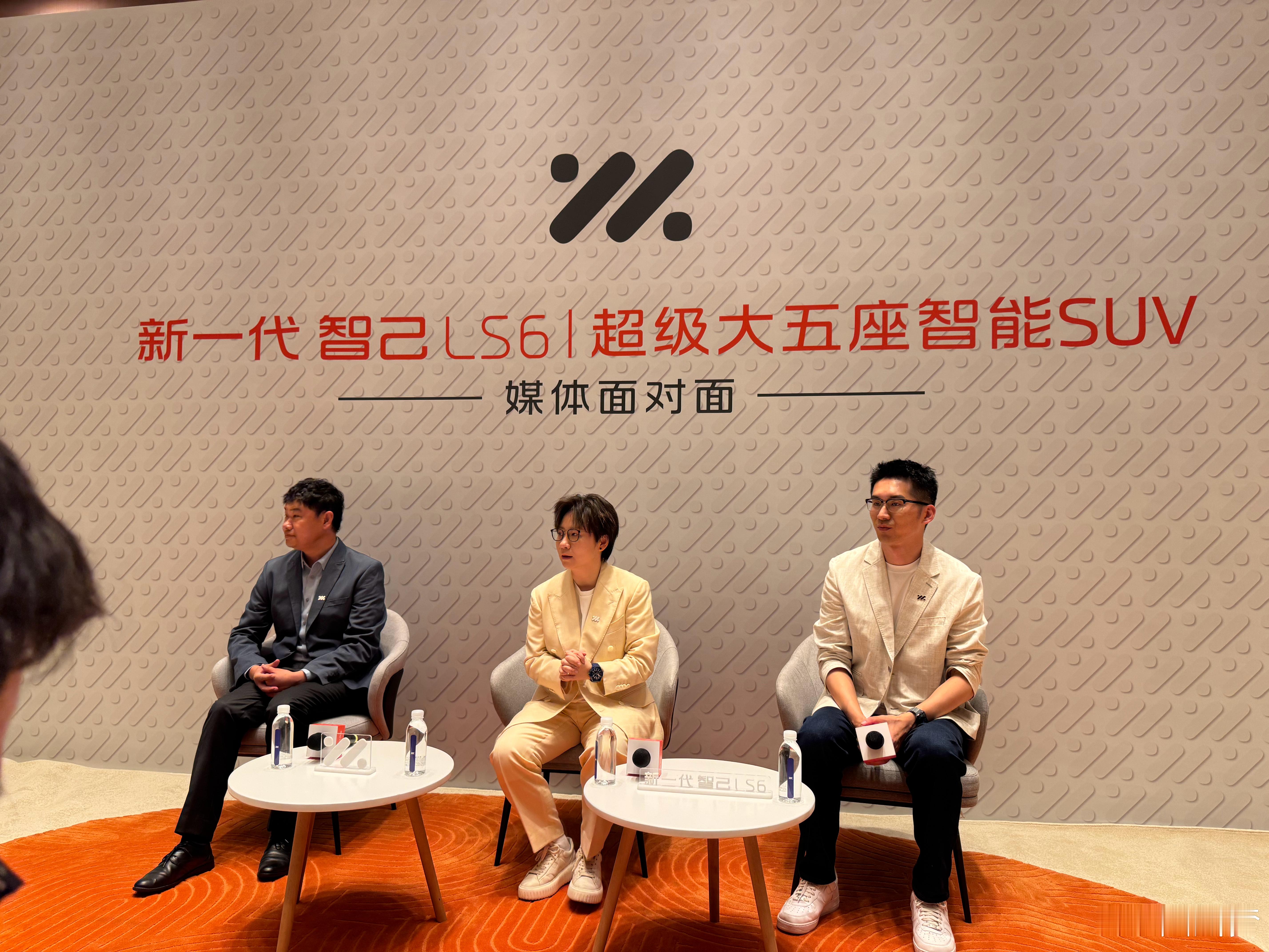 智己专访开始了先和大家说一下订单数据30分钟订单破万了（应该是智己最快一次了）新
