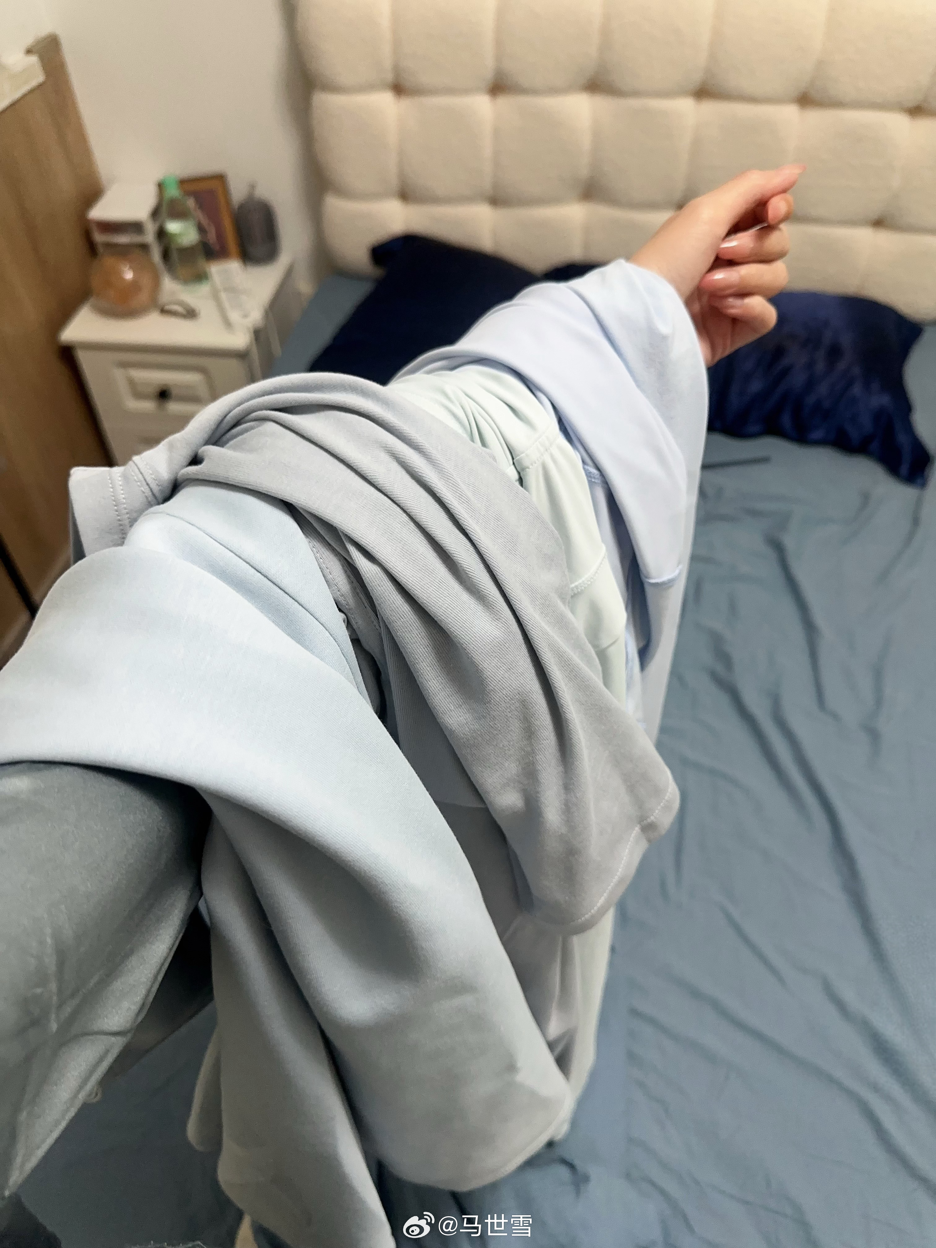五彩斑斓的蓝豆姐给我了套蓝色衣服，我寻思和我两个蓝的防晒衫颜色估计差不多，回来一