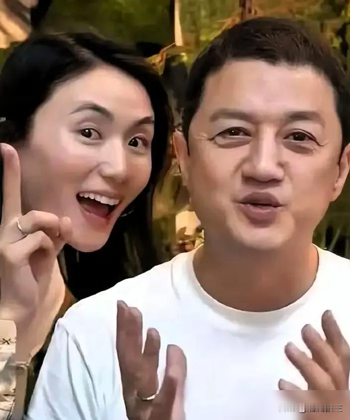 千万别信朋友圈里那些“岁月静好”的男人了。
李亚鹏就是个活生生的例子。
前任