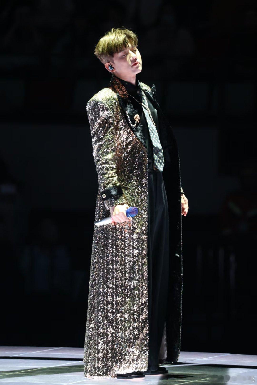 张杰张杰不再参加任何需要歌迷投票的活动 张杰成都演唱会 现场全程泪目！杰哥说想让