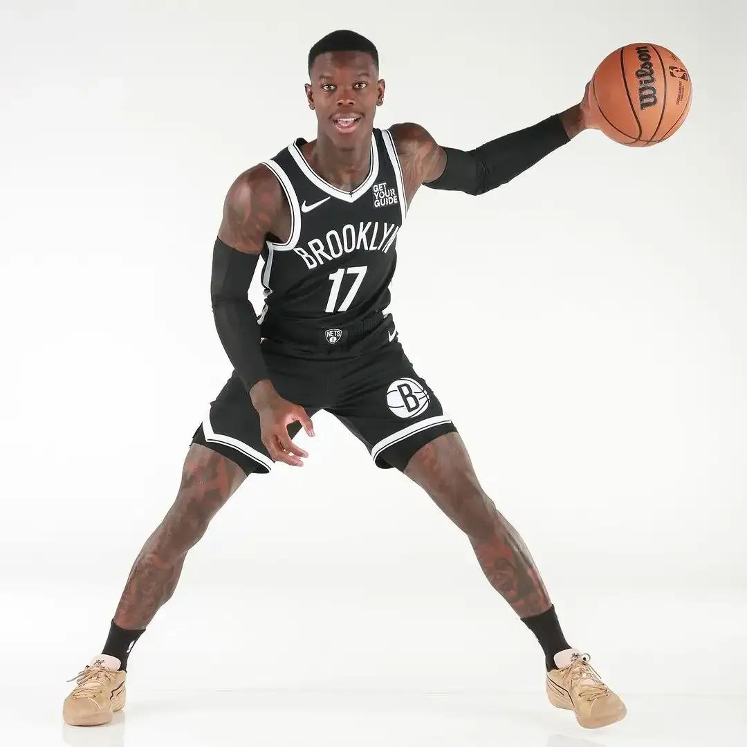 不知不觉小黑已经打了12年NBA了，小黑变成老黑，希望新赛季小黑照顾照顾小崔，带