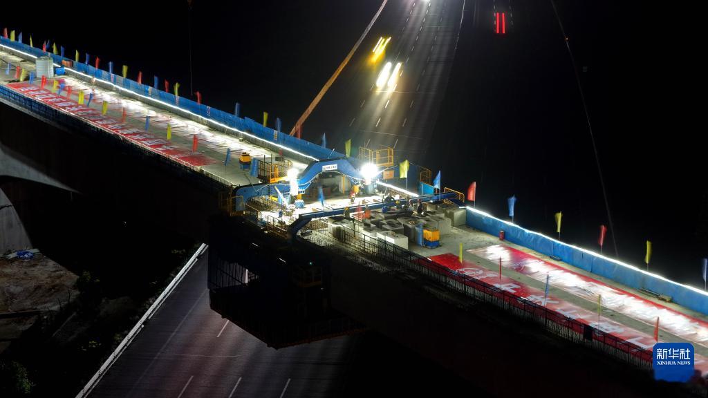 【潍宿高铁跨京沪高速连续梁顺利合龙】国铁微闻 5月31日，由中铁上海局承建的潍（
