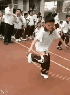 2025年5月，山东，跳绳比赛现场，小男孩跳着跳着，校裤掉到腿弯了，可他为了不给