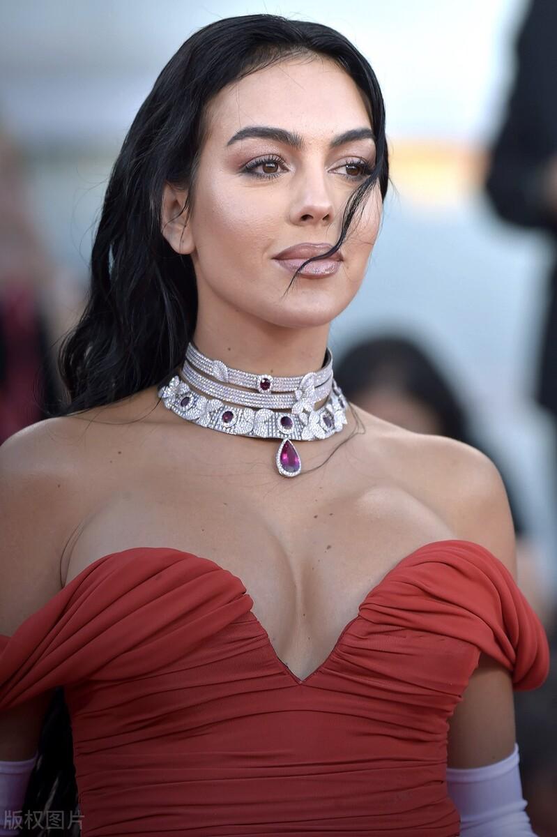 乔治娜一袭红裙亮相威尼斯电影节，该多不多，该少不少，[笑哭][捂脸]等安东内拉来