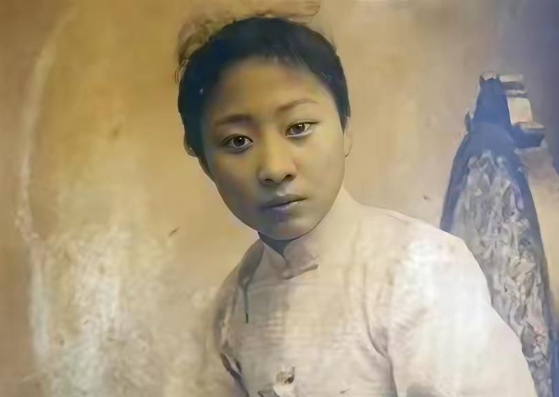 1925年，27岁露兰春伺候完57岁的黄金荣，便泛起恶心去洗手间干呕，擦完嘴巴，