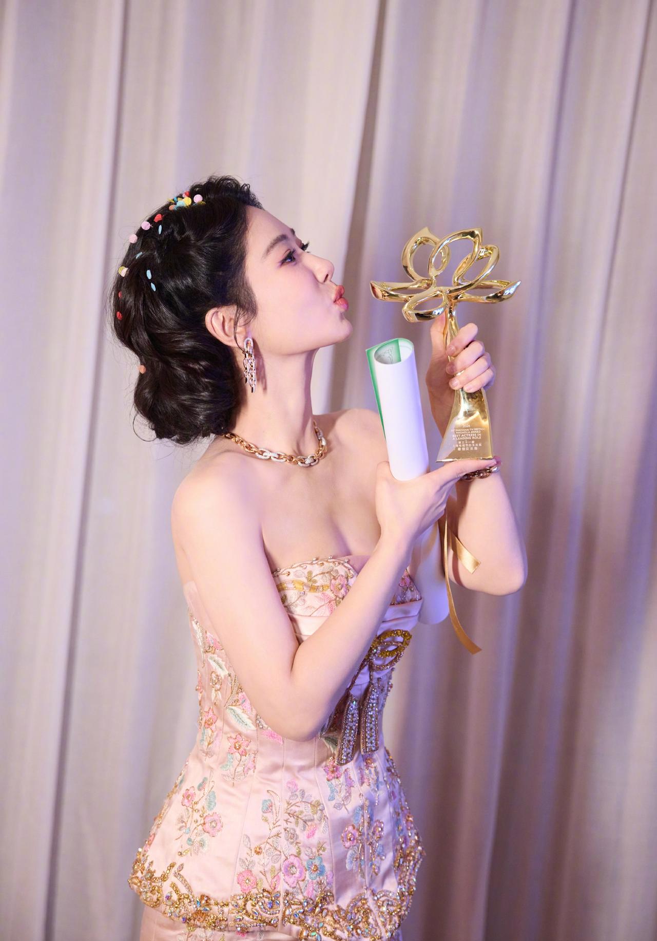 恭喜杨紫获得白玉兰视后
多年的守候，终于梦想成真
真的太不容易了……
由此可见