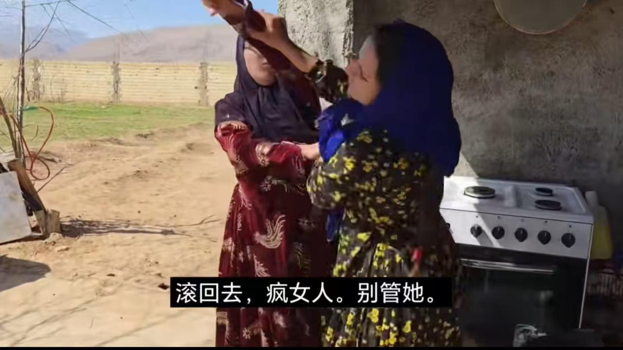 阿丽玛趁米拉德不在，跑去偷煤气罐，被摄影师的妹妹阻拦。力气颇大的阿丽玛将摄影师的