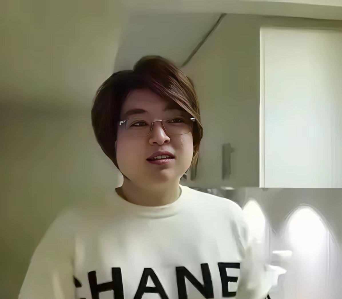 一个年轻的富二代美女移民加拿大后忏悔的视频，她说我这辈子最后悔的事，就是听父母安