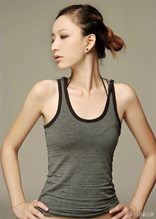 #李斯丹妮非过没丑过#李斯丹妮也有过很非的时候，但是可以看出姐姐的颜值和才华一直