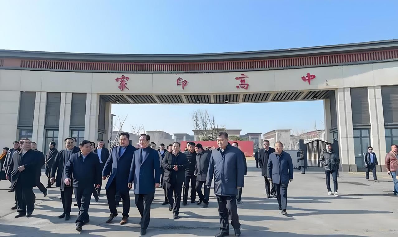 同样都是花重金捐赠学校，老许和老李的格局、心境大不一样。

老许是河南省周口市太