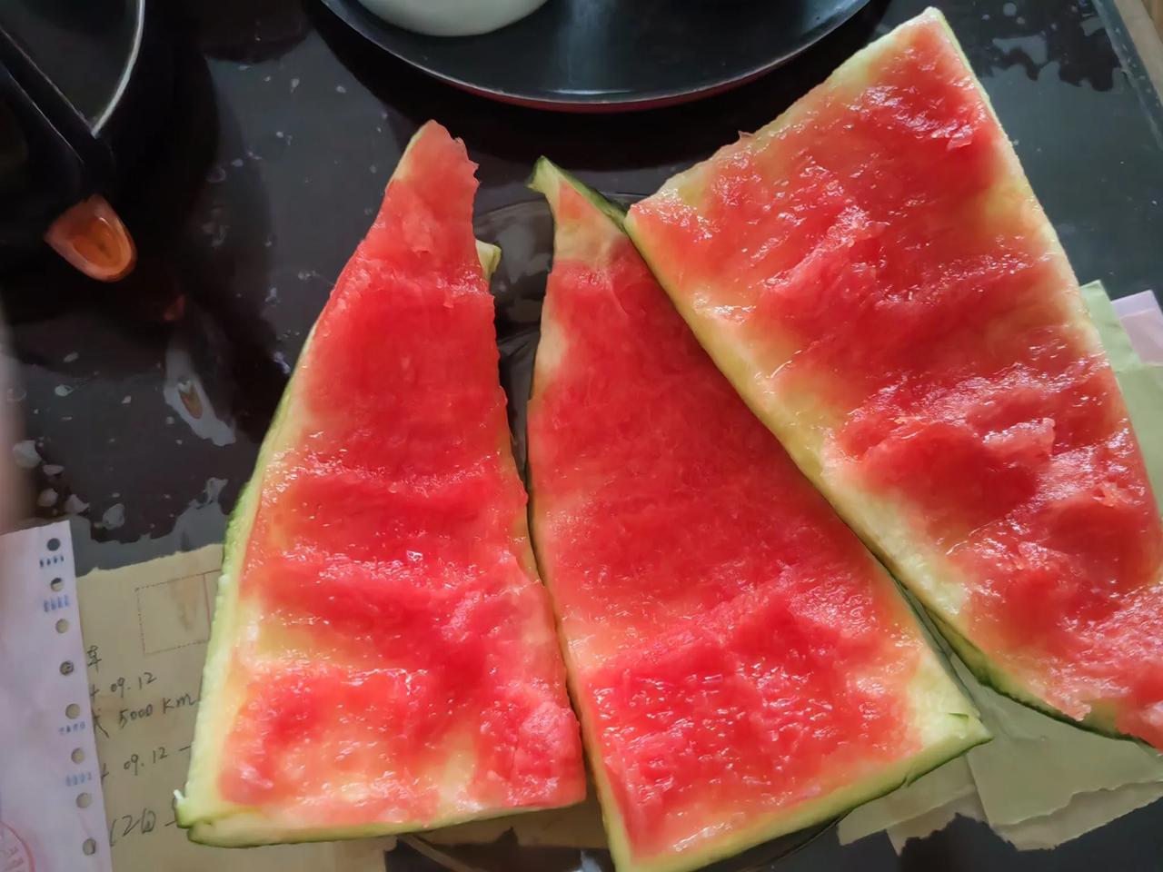 我发誓：从今天开始，再也不买西瓜吃了！

我懂这种对西瓜的怨念！现在街上买西瓜，