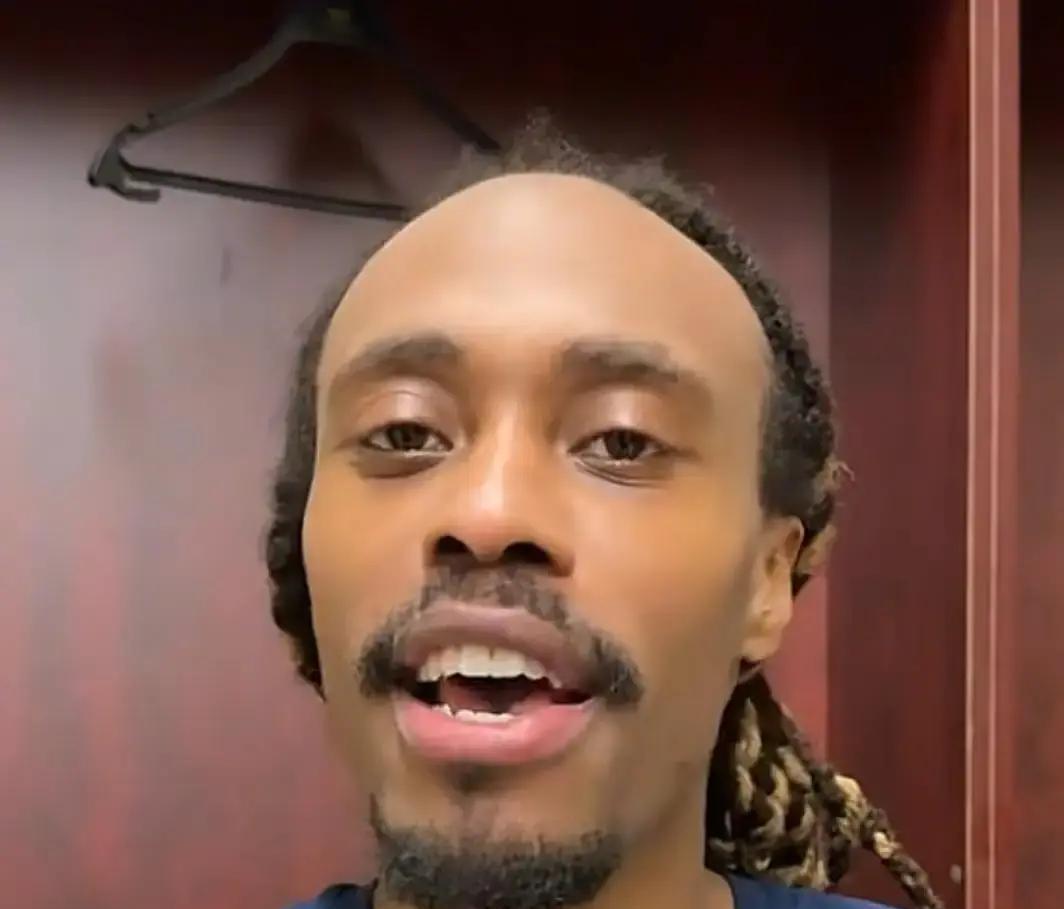 一边是杜锋亲自下场指导新援的挡拆落位，另一边是旧将麦考尔枯坐替补席的无奈，这种鲜