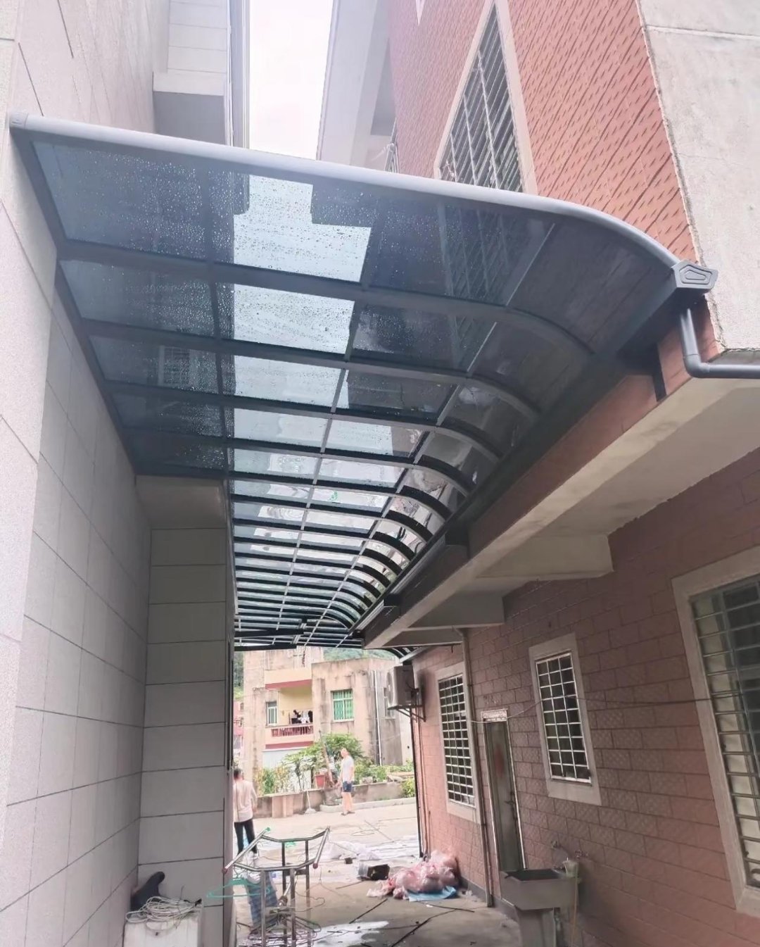 装这个雨棚，邻居是怎么同意的？ 