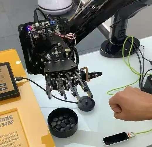 人类猜拳能赢AI机器人吗 AI 猜拳看似无敌，实则并非无解。人类丰富情感与直觉，