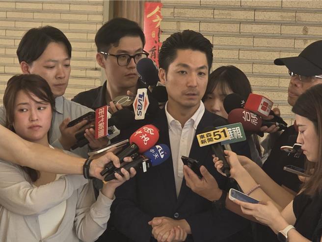 台中市副市长郑照新接受专访，被问及有报导指出，台中市长卢秀燕将于12月25日卸任