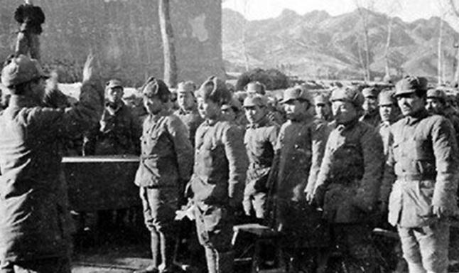 1942年，70多名八路军在寺庙入睡。一名战士半夜小便，忽然瞪大眼睛，高喊：“鬼