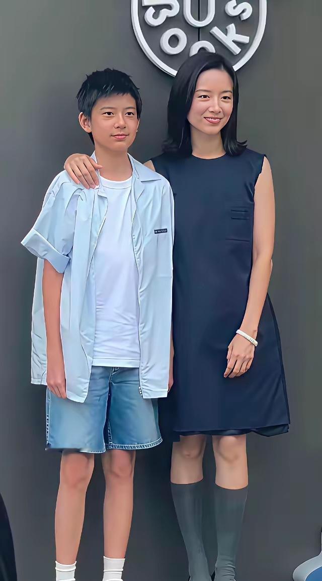 同样是养儿子，董洁和儿子的相处模式饱受争议，佟丽娅的教育方式，把孩子培养得阳光独