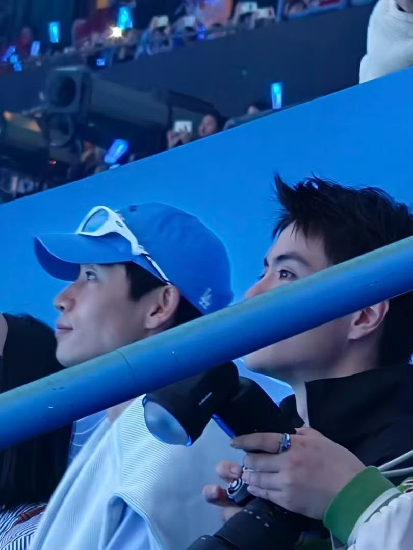 魏晨现身张杰演唱会什么什么！2026了这对居然还有售后！ 