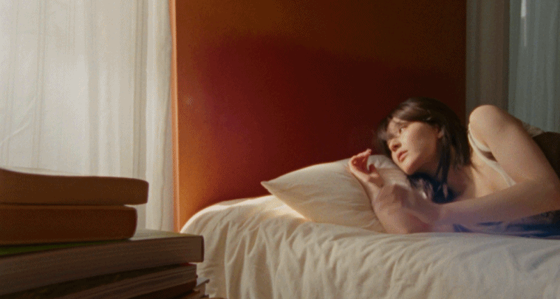 #赵露思真的很爱咖啡# 赵露思的短片真的让咖啡控们心动！清晨用冰咖啡唤醒一天，午