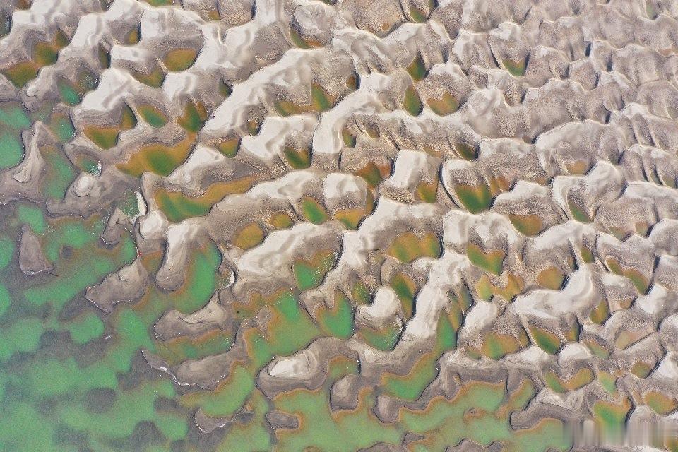 元旦假期消费新图鉴 不敢出去消费，是想智驾走遍祖国大好河山，你看江西翡翠湖也很漂