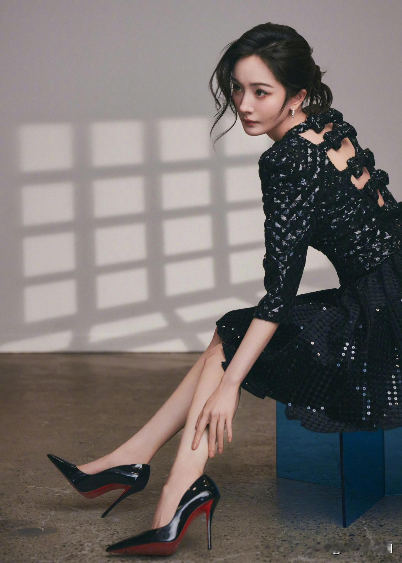 杨幂大幂幂裸腿连衣裙