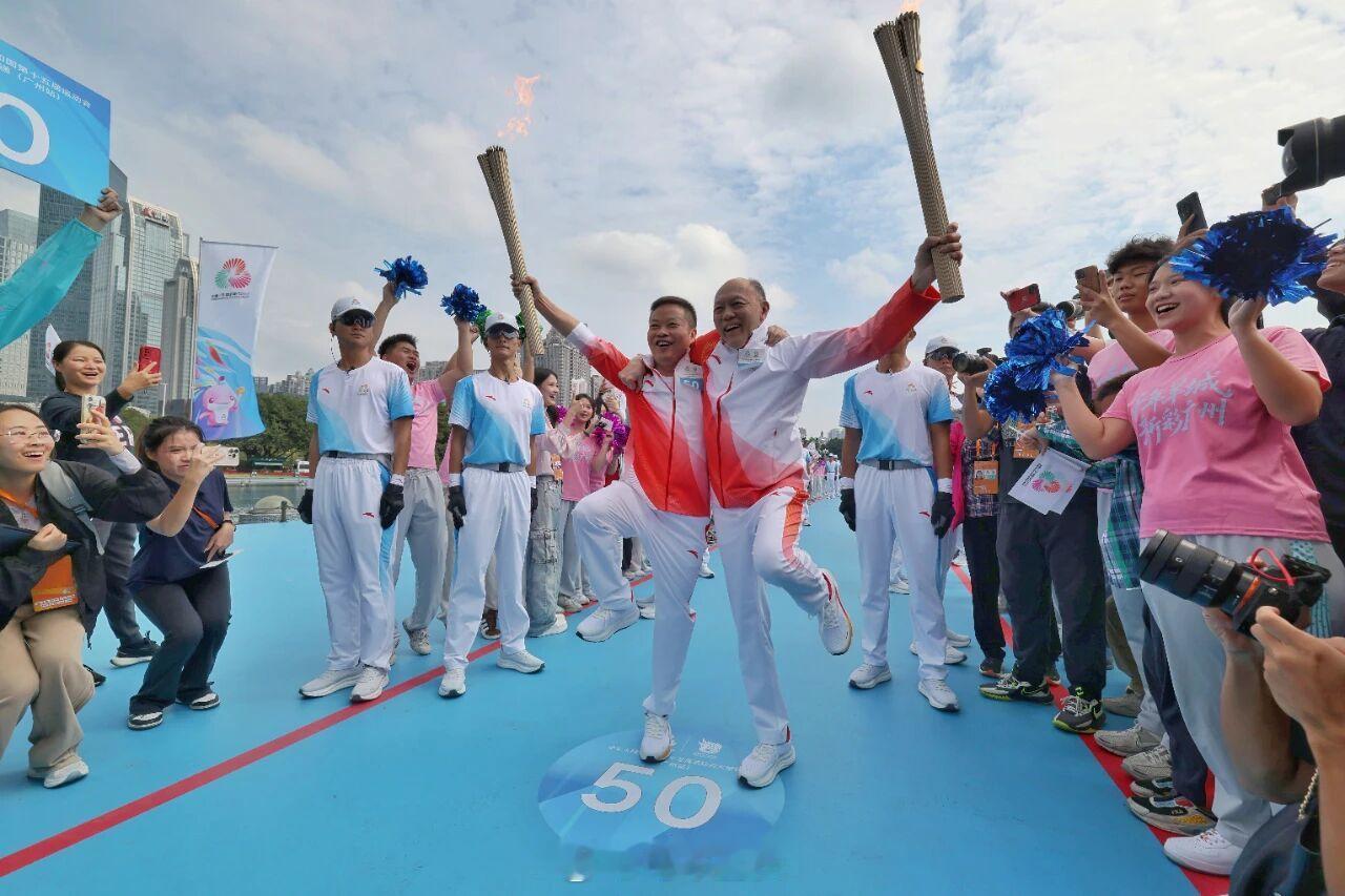 全员会火炬传递仪式广州站的汽车元素无人驾驶汽车由广汽提供小马智行提供技术支持何小