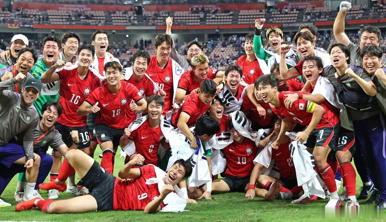 10月04日讯 亚运会男足决赛，韩国U23￼以1-0击败日本队，实现亚运男足四连