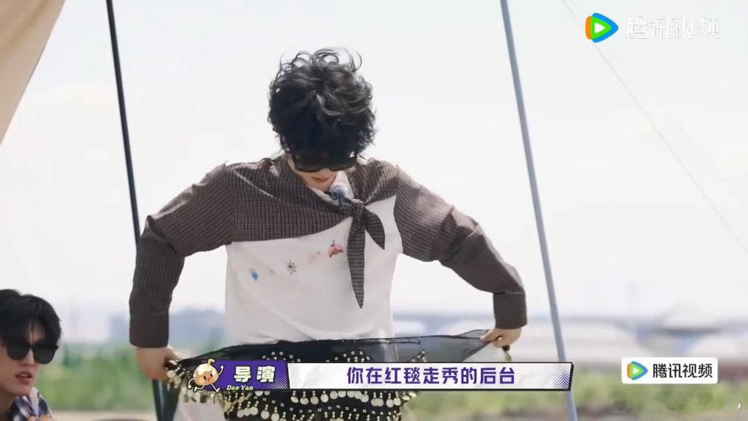 苏新皓跳肚皮舞苏新皓戴肚皮舞臀巾谁被苏新皓肚皮舞整乐了！情景任务戴上肚皮舞臀巾登