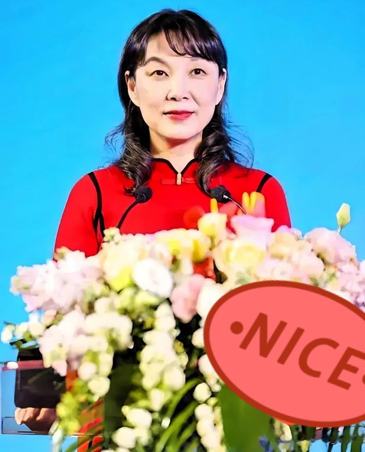 这下杜建英是真的坐不住了。
 
香港高院新鲜出炉的裁决，表面看维持了资产冻结，驳