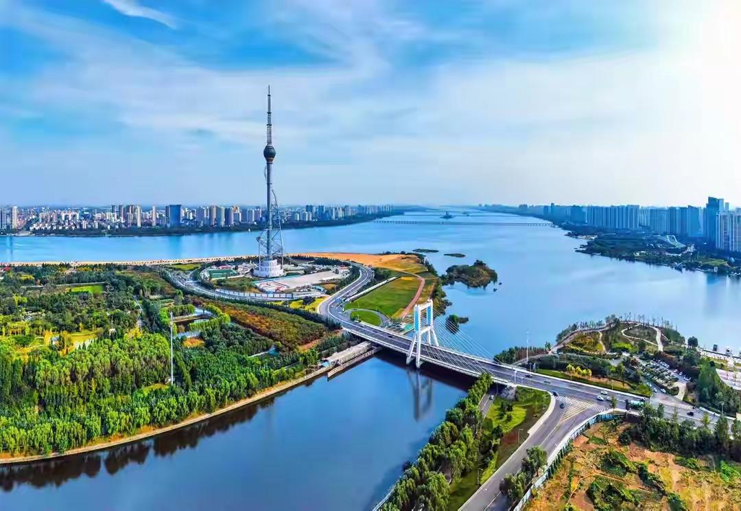 在临沂住河景房，那体验肯定是很好！每天清晨，阳光洒在河面上，波光粼粼的景色直接透