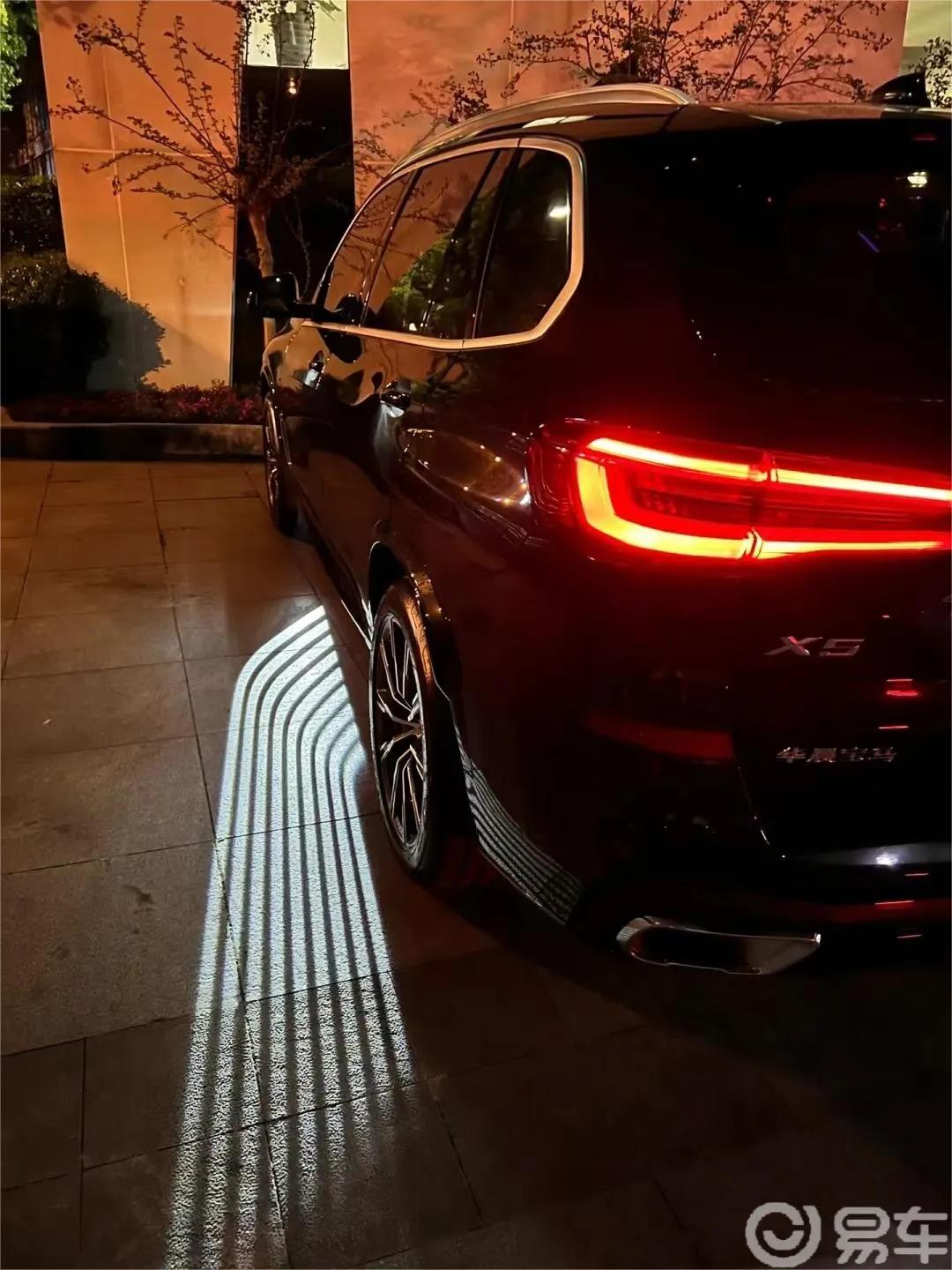 02年，今年刚拿到驾照立马提车
高配宝马X5，家庭贷款买的，还可以吧。