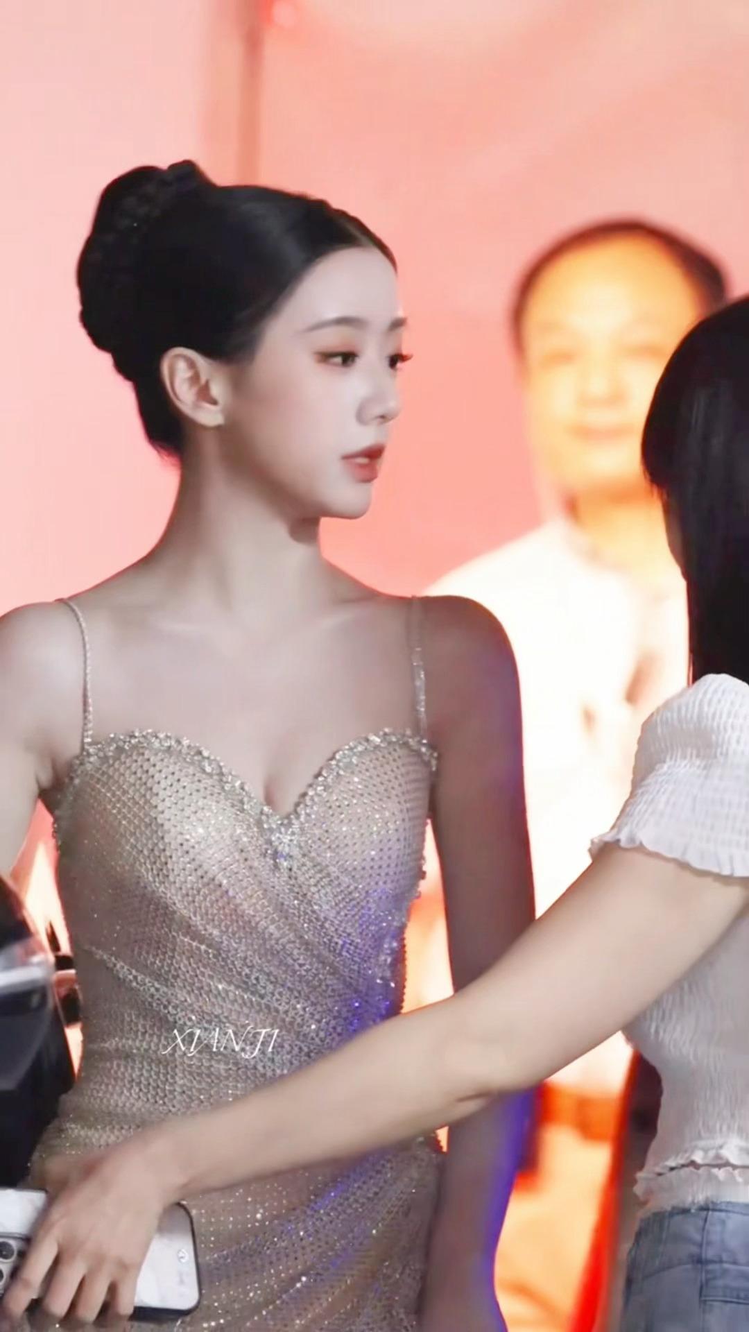包上恩高智千金感 天呐 包包好美啊，这身真的好贵气，小说里的千金有脸了。感谢有这