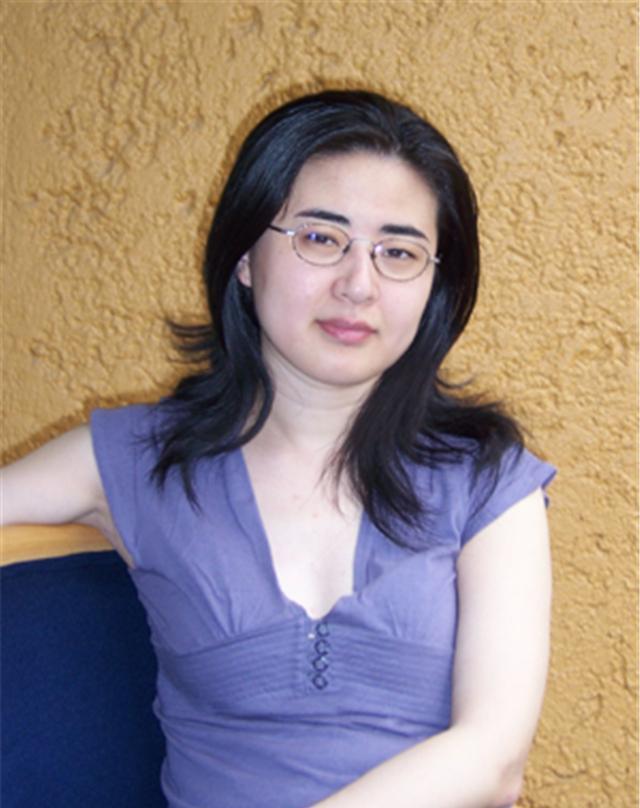 中国“神童”田晓菲，13岁被北大破格录取，出国留学后，28岁嫁给53岁美国老师，