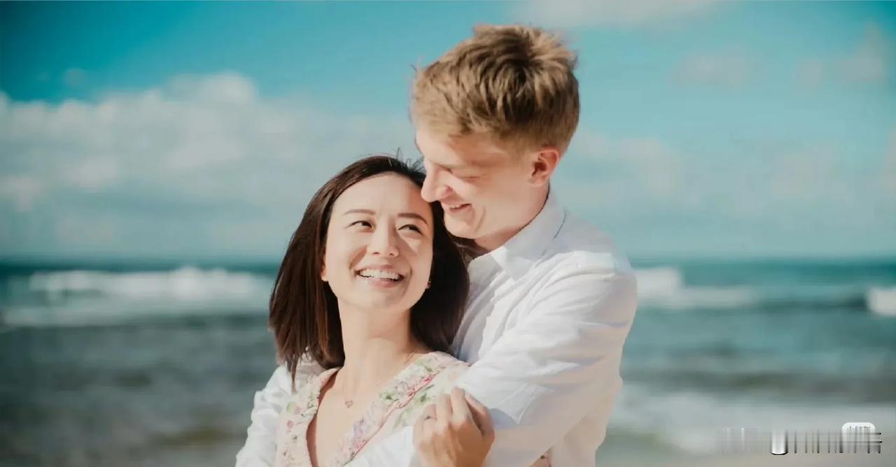 万远和安东订婚了，幸福！
万远发文说：我们订婚了！
在夏威夷的日落下，我说了”Y